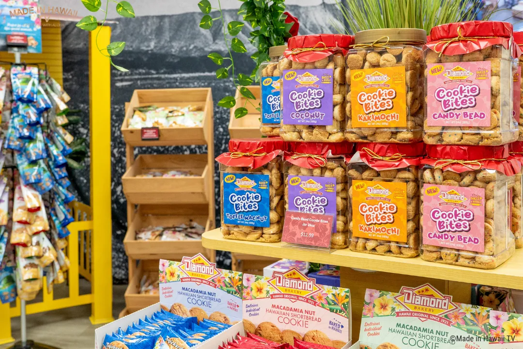 ダイヤモンドベーカリーの工場併設店の店内に並ぶクッキー製品